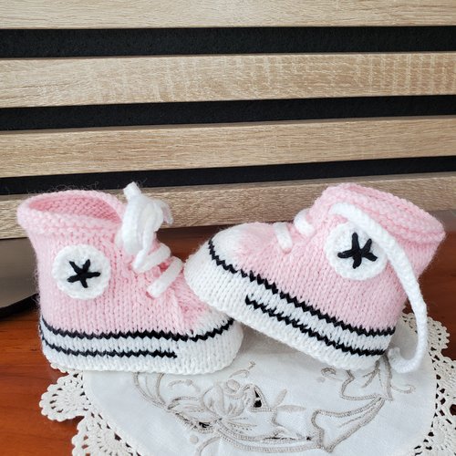 Chaussons baskets style "converse" rose, laine spéciale layette, tricot fait main, taille 0-3 mois