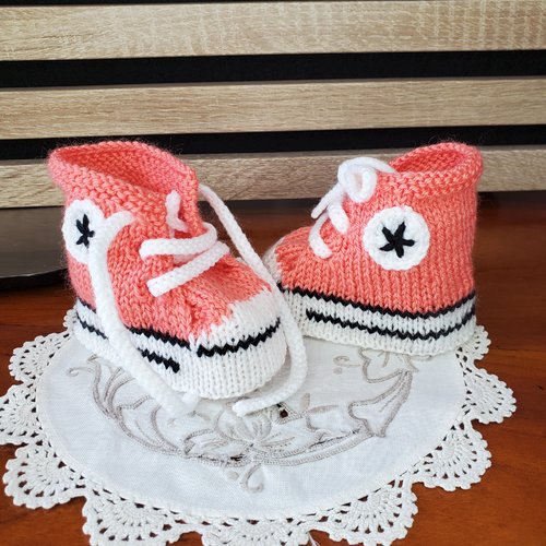 Chaussons baskets style "converse" rose oeillet, laine spéciale layette, tricot fait main, taille 0-3 mois