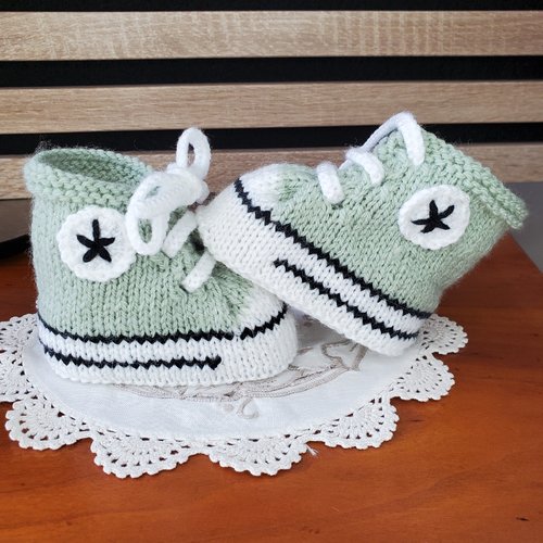 Chaussons baskets style "converse" tilleuil, laine spéciale layette, tricot fait main, taille 0-3 mois