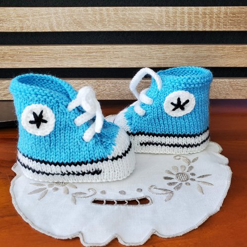 Chaussons baskets style "converse" bleu atoll, laine spéciale layette, tricot fait main, taille 0-3 mois