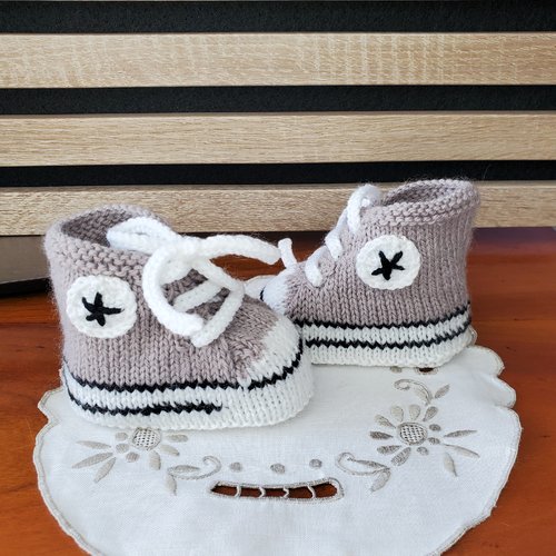 Chaussons baskets style "converse" biche, laine spéciale layette, tricot fait main, taille 0-3 mois
