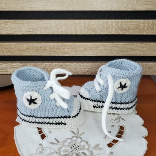Chaussons baskets style "converse" bleu azur, laine spéciale layette, tricot fait main, taille 0-3 mois