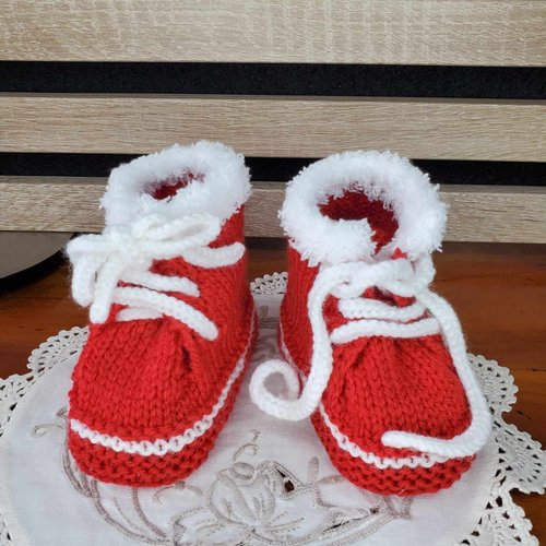 Chaussons baskets rouge noel en laine spéciale layette et tricotés à la main, tailles préma, 0-3 mois et 3-6 mois