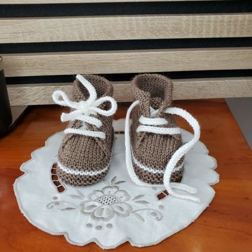 Chaussons baskets marron renne, laine layette, tricot fait main, bébé de la taille 0 à 3 mois