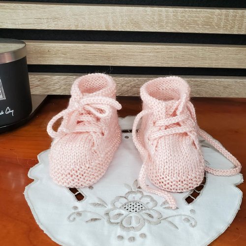 Chaussons baskets rose guimauve tricotés à la main en laine pour bébé - tailles : prématurée et 0/3 mois