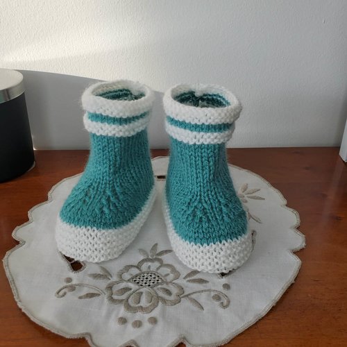 Chaussons bottes de pluie vert soft green en laine spéciale layette, tricot fait main, pour bébé de 0 à 3 mois