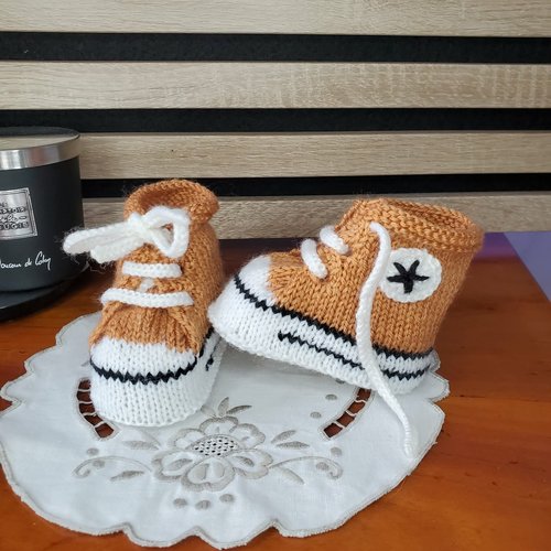 Chaussons baskets style "converse" caramel, laine spéciale layette, tricot fait main, taille 0-3 mois