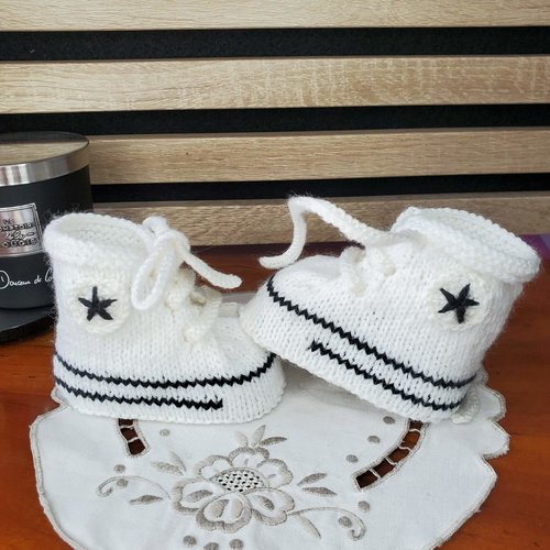 Chaussons baskets style "converse" blanche, laine spéciale layette, tricot fait main, taille 0-3 mois