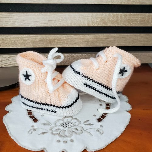 Chaussons baskets style "converse" pêche, laine spéciale layette, tricot fait main, taille 0-3 mois