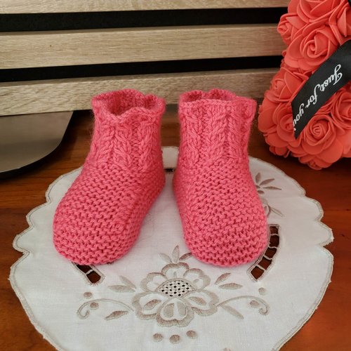 Chaussons torsades nouveau-né rose groseille tricot fait main, laine spéciale layette pour bébé - 0 à 3 mois
