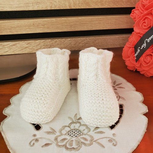 Chaussons torsades nouveau-né blanc tricot fait main, laine spéciale layette pour bébé - 0 à 3 mois