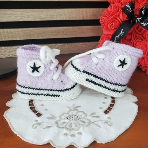 Chaussons baskets style "converse" parme, laine spéciale layette, tricot fait main, taille 0-3 mois
