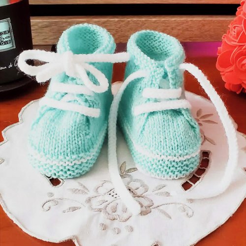Chaussons baskets vert menthe tricotés à la main en laine pour bébé - taille 0 à 3 mois