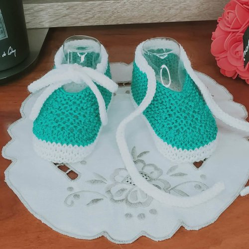 Chaussons ballerines avec cordon vert emeraude en laine spéciale layette et tricotée à la main pour bébé - taille 0 à 3 mois