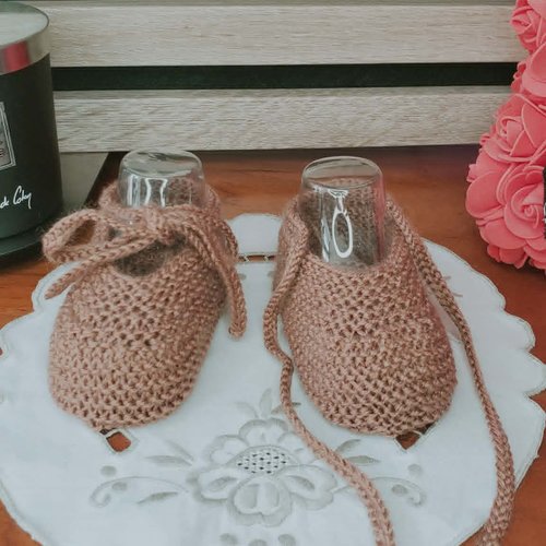 Chaussons ballerines avec cordon marron noisette en laine spéciale layette et tricotée à la main pour bébé - taille 0 à 3 mois