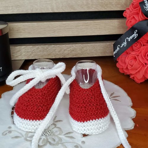 Chaussons ballerines avec cordon rouge cerise en laine spéciale layette et tricotée à la main pour bébé - taille 0 à 3 mois