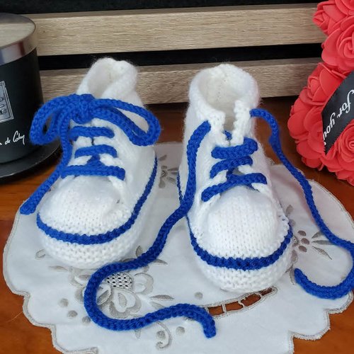 Chaussons baskets montantes blanc et bleu roi en laine spéciale layette et tricotée à la main, taille 3-6 mois