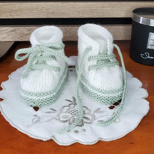 Chaussons baskets blanc et tilleul en laine spéciale layette et tricotée à la main, tailles : prématurée et 0 à 3 mois