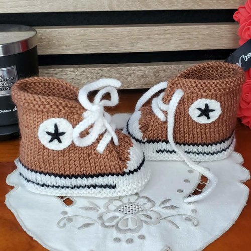 Chaussons baskets style "converse" noisette, laine spéciale layette, tricot fait main, taille 0-3 mois