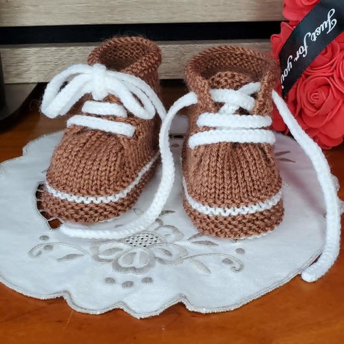 Chaussons baskets marron noisette, laine layette, tricot fait main, bébé de la taille 0 à 3 mois