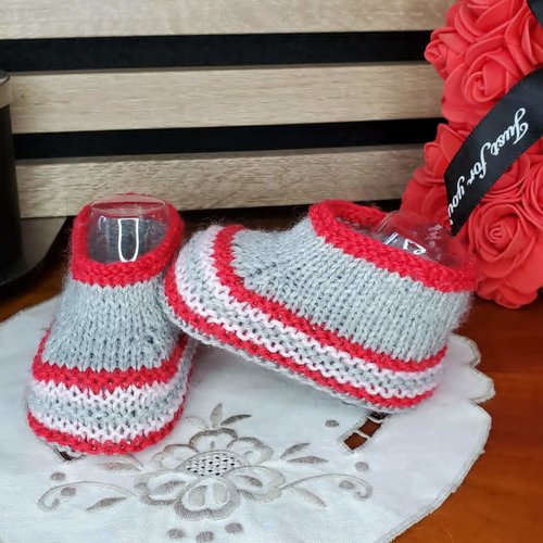 Chaussons gris galet tricotés à la main en laine pour bébé - 0/3 mois