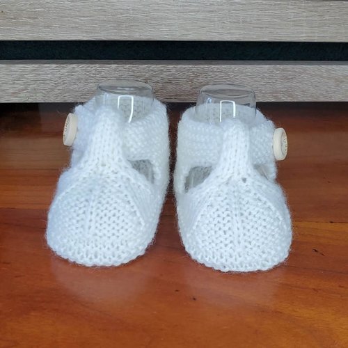 Chaussons sandalettes blanc en laine spéciale layette et tricotée à la main, tailles 0 à 3 mois