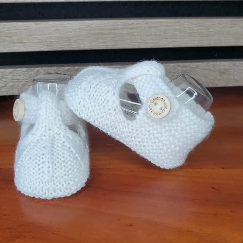 Chaussons sandalettes blanc en laine spéciale layette et tricotée à la main, tailles 0 à 3 mois