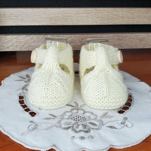 Chaussons sandalettes jaune poussin en laine spéciale layette et tricotée à la main, tailles 0 à 3 mois