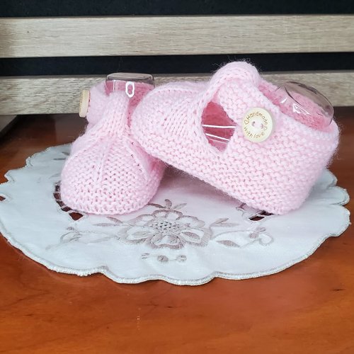 Chaussons sandalettes rose en laine spéciale layette et tricotée à la main, tailles 0 à 3 mois