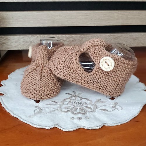 Chaussons sandalettes marron cappuccino en laine spéciale layette et tricotée à la main, tailles 0 à 3 mois