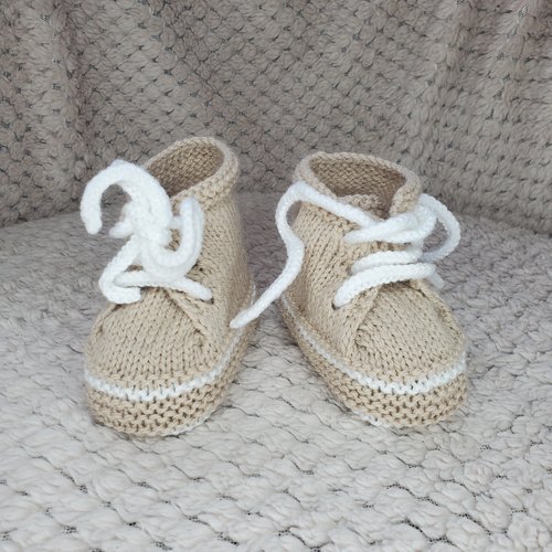 Chaussons baskets beige dune tricotés à la main en laine pour bébé - 0/3 mois