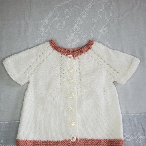 Gilet brassière layette blanc et rose des sables, manches courtes, bébé 0-3 mois, tricot laine fait main