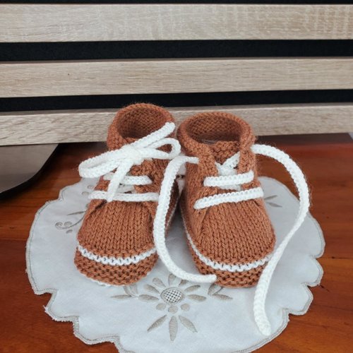 Chaussons baskets marron cuivre, laine layette, tricot fait main, bébé de la taille 0 à 3 mois