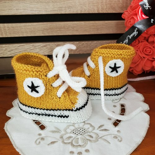 Chaussons baskets style "converse" golden, laine spéciale layette, tricot fait main, taille 0-3 mois