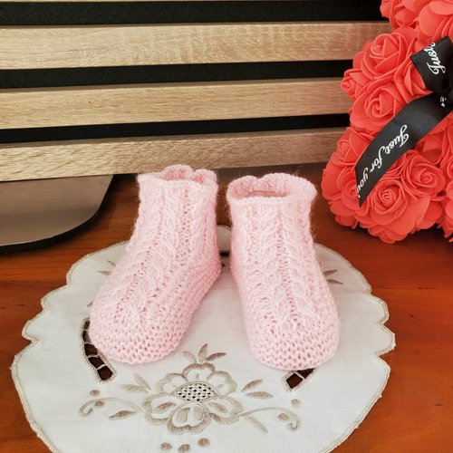 Chaussons torsades nouveau-né rose tricot fait main, laine spéciale layette pour bébé - 0 à 3 mois