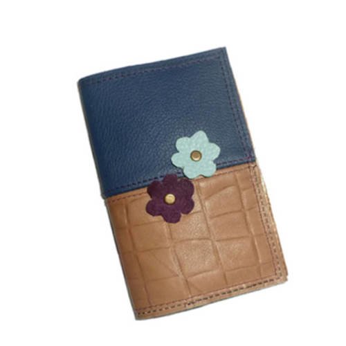 Protège passeport en cuir beige et bleu foncé avec fleurs
