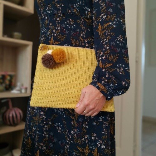 Pochette jaune moutarde - jacquard et coton - pompons de laine