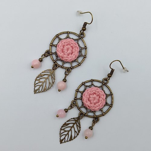 Boucles d'oreille pendantes forme attrape-rêves rose et bronze