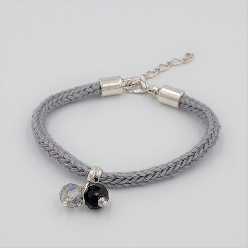 Bracelet gris et perles à facettes