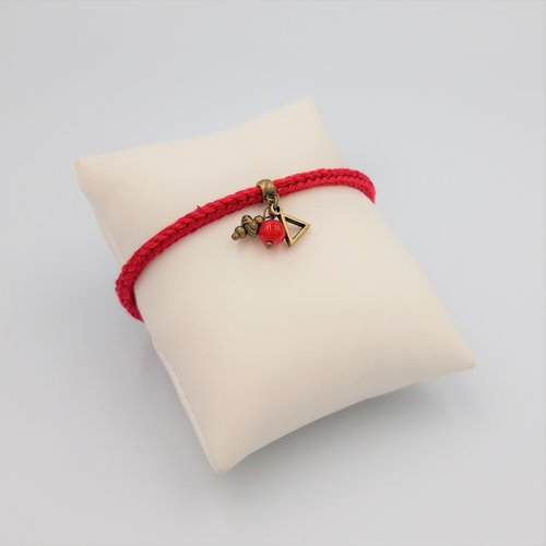 Bracelet rouge vif, breloque triangle et perles