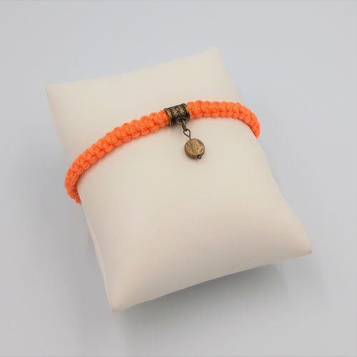 Bracelet orange au crochet, perle métal couleur bronze