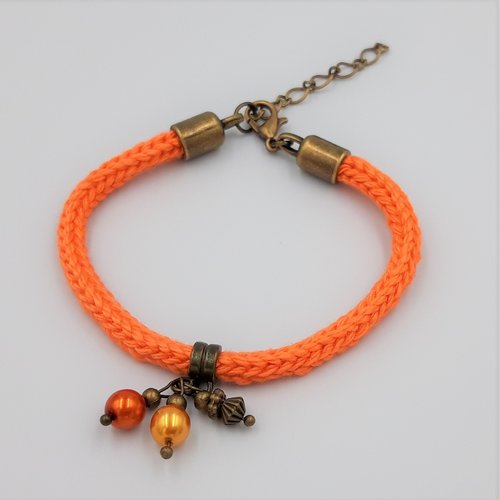 Vendu - bracelet orange au tricot