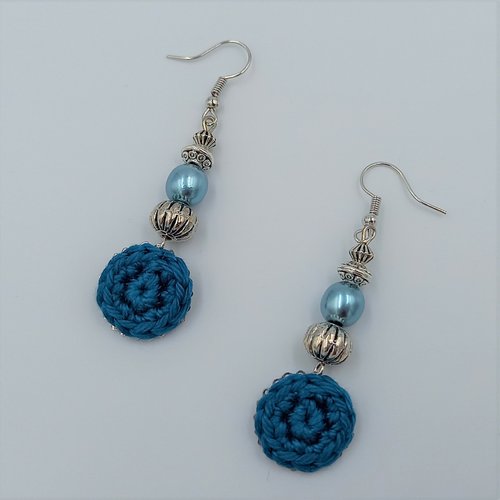 Boucles d'oreille pendantes bleu canard et métal couleur argentée