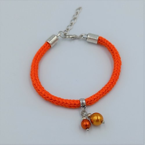 Bracelet orange vif au tricot