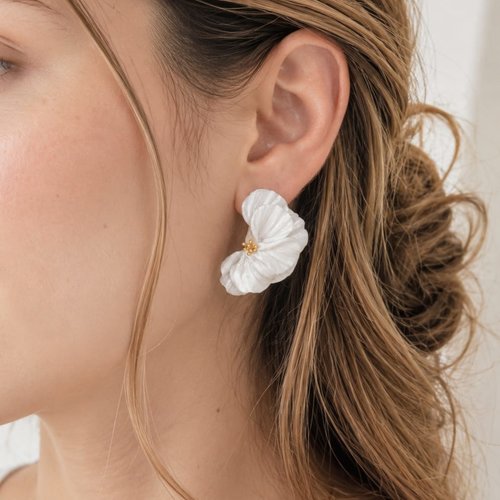 Boucles d'oreilles puces flor de soie blanc nacré faites main