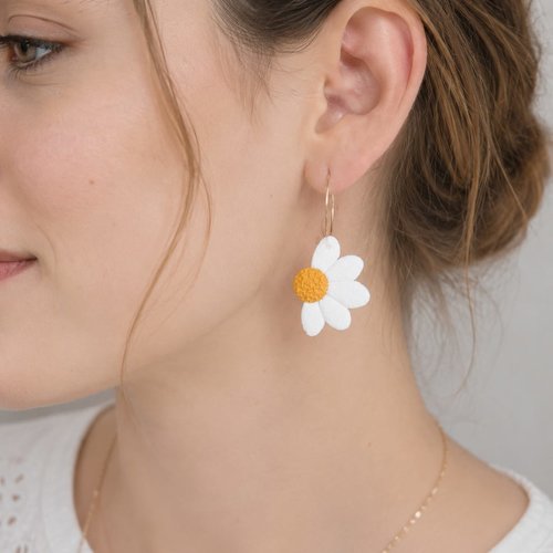 Créoles en acier inoxydable et demi-marguerite en argile polymère faite main - modèle maëlys