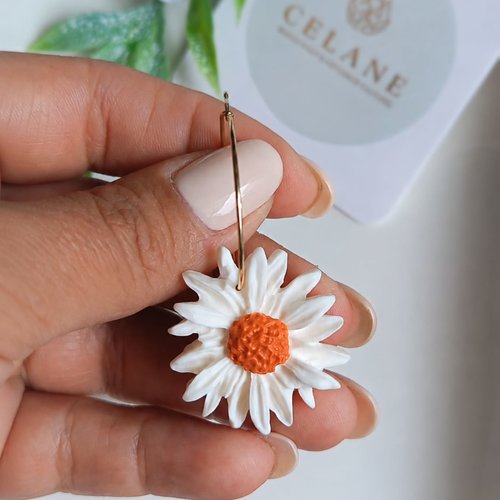 Boucles d'oreilles creoles reina margot marguerites blanches