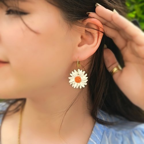 Boucles d'oreilles creoles reina margot marguerites blanches