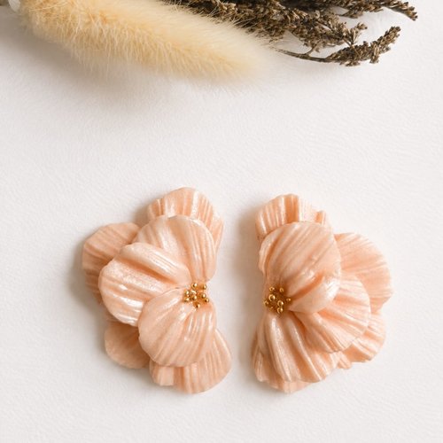 Boucles d'oreilles puces flor de soie en argile polymere, clous fleurs nude fait main, acier inoxydable