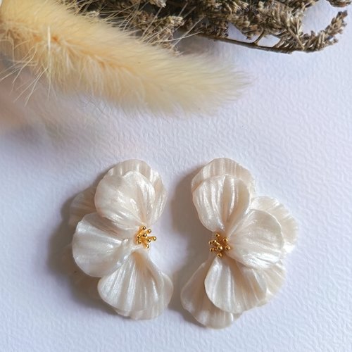 Boucles d'oreilles puces flor de soie blanc nacré faites main